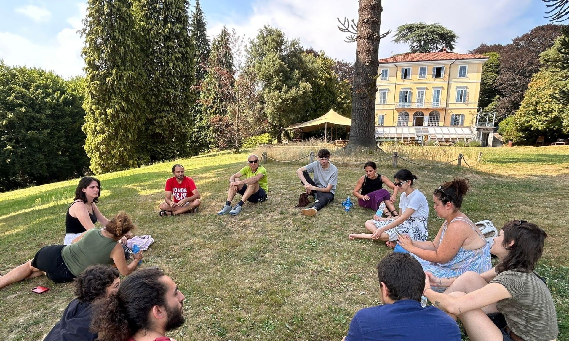 Caccia al tesoro dell'accoglienza: a Biella Città Arcipelago si tracciano "Impronte di pace" 